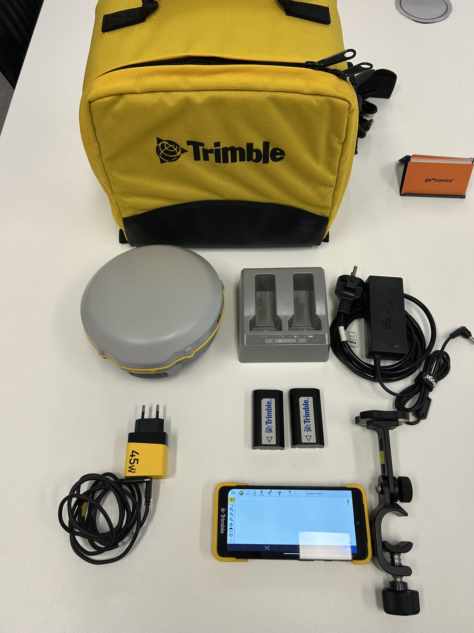 GNSS rover Trimble R8s s novu kontrolní jednotkou Trimble TDC6
