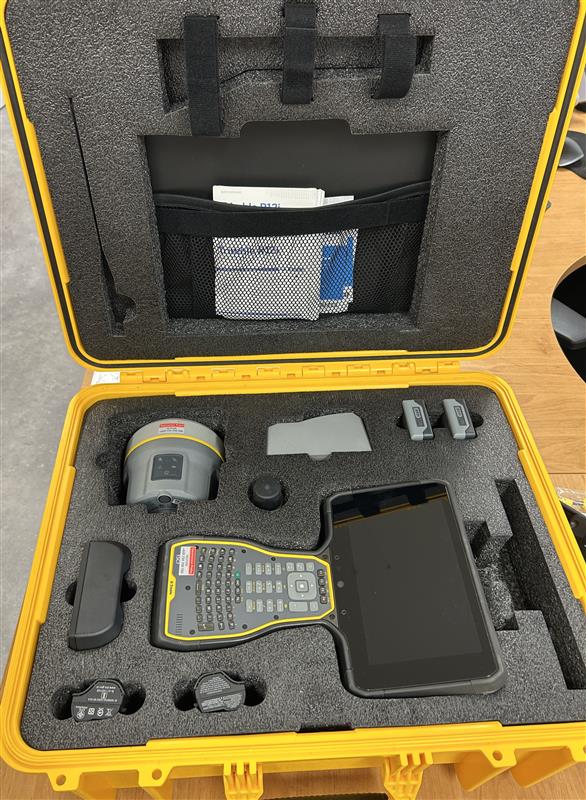 Předváděcí GNSS rover Trimble R12i s Trimble TSC7